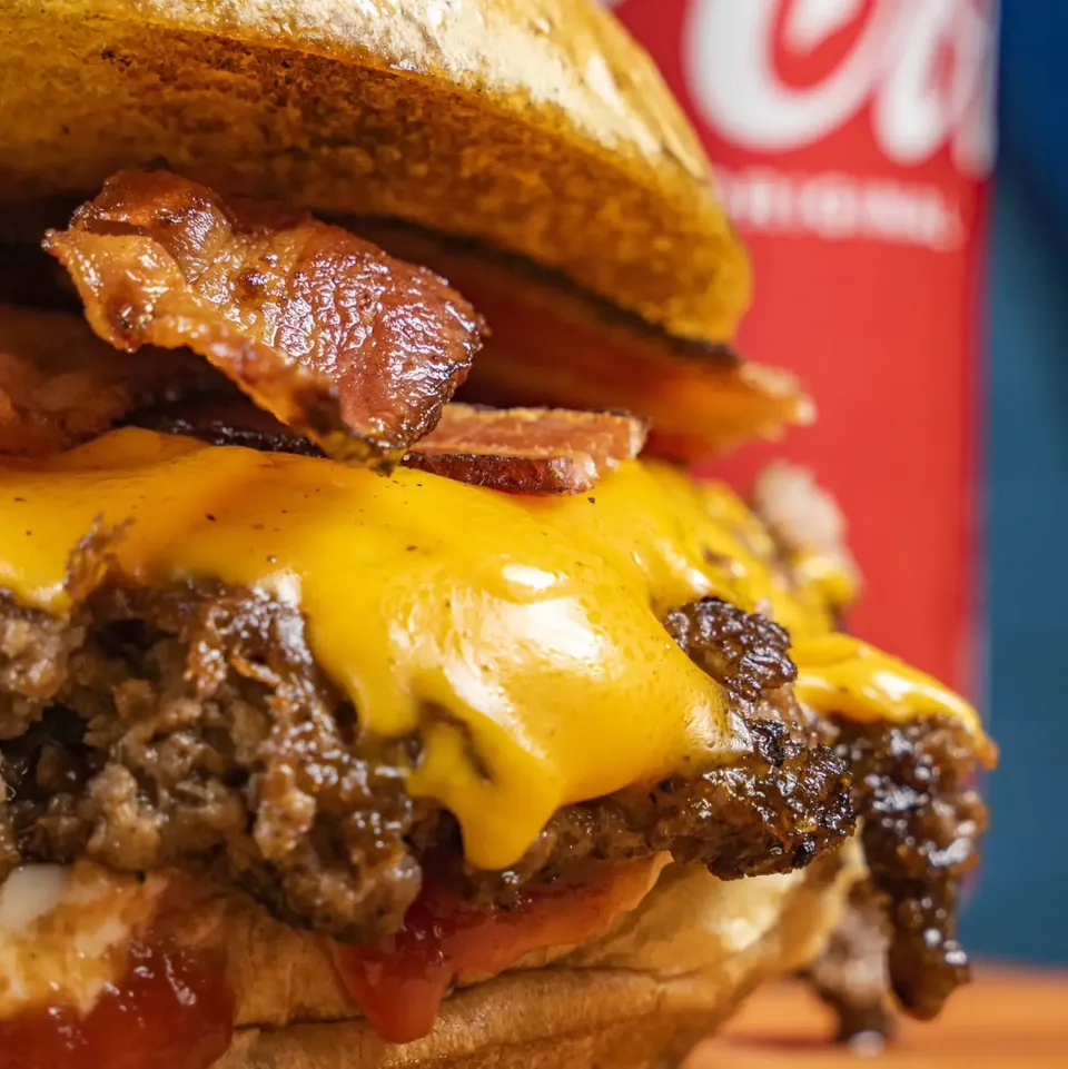 Burger bacon com cheddar derretido da Oben Place